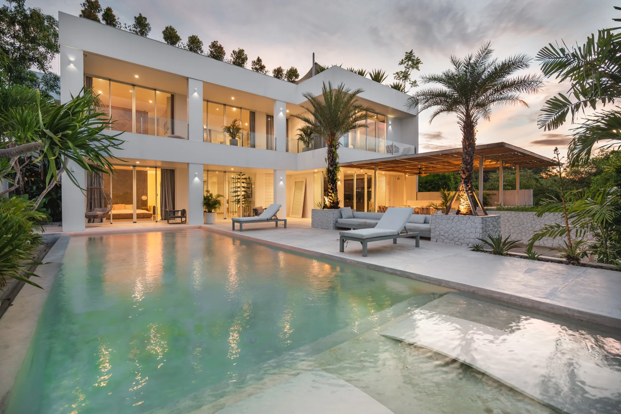 White Villa Bali — бассейн на закате